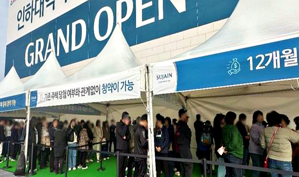 10·15 부동산 대책으로 대출 규제가 대폭 강화되면서 서울 청약 문턱이 높아졌다. 자금 여력이 부족한 실수요자들이 비규제지역 분양 단지로 눈을 돌리는 ‘수요 이동 현상’이 뚜렷해지고 있다. 사진은 인하대역 수자인 로이센트 모델하우스 오픈 첫날, 방문객들이 입장을 위해 줄을 서고 있다. (청약) / 사진 = BS한양 제공