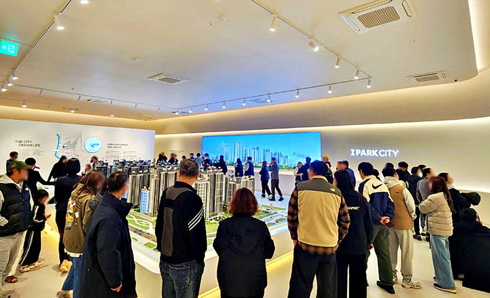 운정 아이파크 시티 견본주택을 찾은 내방객들로 붐비고 있다. / 사진 = HDC현대산업개발 제공