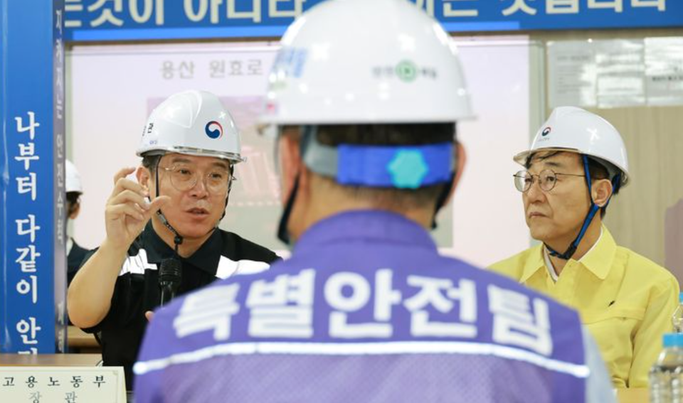 김윤덕 국토교통부 장관과 김영훈 고용노동부 장관이 지난달 18일 서울 용산구 청년주택 신축 공사 현장을 찾아 불법하도급 합동 점검을 하고 있다. (2025.09.18) / 사진 = 고용노동부 제공