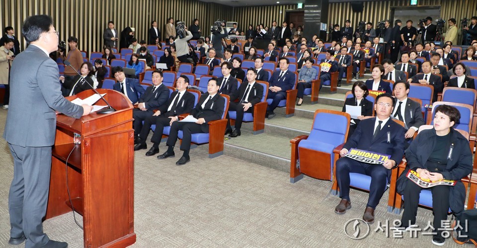 송언석 국민의힘 원내대표가 4일 서울 여의도 국회에서 열린 의원총회에서 발언하고 있다. 2025.11.04, snakorea.rc@gmail.com , *재판매 및 DB 금지
