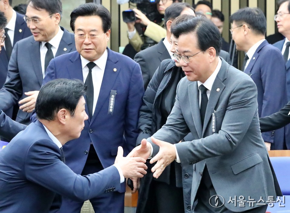 송언석 국민의힘 원내대표가 4일 서울 여의도 국회에서 열린 의원총회에 참석하고 있다. 2025.11.04, snakorea.rc@gmail.com , *재판매 및 DB 금지