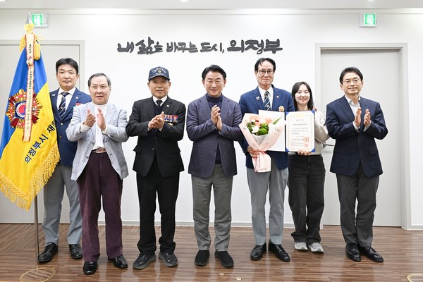 의정부시는 3일 ‘제73주년 재향군인의 날’을 기념해 대통령 단체표창을 수상한 의정부시재향군인회에 대한 전수식을 시장실에서 열었다.