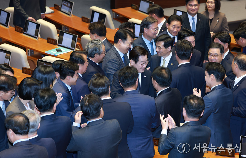이재명 대통령이 4일 서울 여의도 국회 본회의에서 2026년도 예산안 및 기금운용계획안에 대한 시정연설을 마치고 더불어민주당 의원들의 박수를 받으며 퇴장하고 있다. (사진=공동취재) 2025.11.04, snakorea.rc@gmail.com , *재판매 및 DB 금지