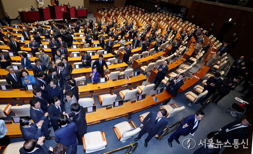 이재명 대통령이 4일 서울 여의도 국회 본회의에서 2026년도 예산안 및 기금운용계획안에 대한 시정연설을 마치고 의원들의 박수를 받으며 퇴장하고 있다. (사진=공동취재) 2025.11.04, snakorea.rc@gmail.com , *재판매 및 DB 금지