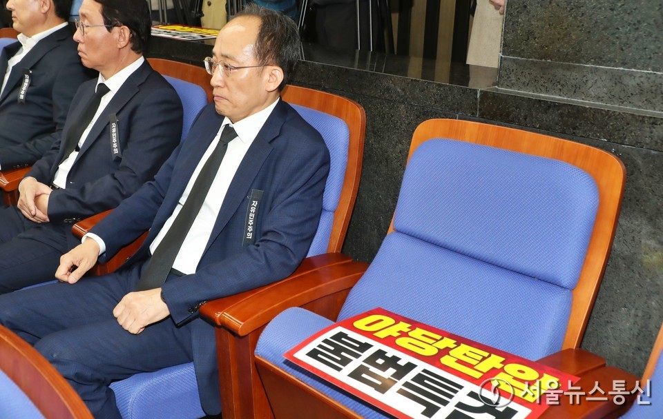 추경호 국민의힘 의원이 4일 서울 여의도 국회에서 열린 의원총회에 참석해 있다. 2025.11.04, snakorea.rc@gmail.com , *재판매 및 DB 금지