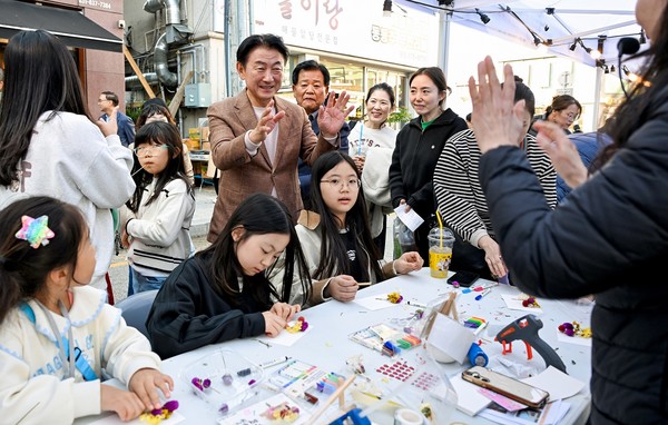 김동근 시장이 1일 ‘2025 회룡골목페스타’에서 시민들과 소통하고 있다. 