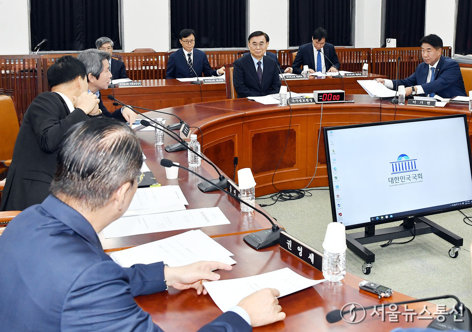 이종석 국가정보원장이 22일 서울 여의도 국회에서 열린 국회 정보위원회 전체회의에 출석해 있다. (사진=공동취재) 2025.10.22, snakorea.rc@gmail.com , *재판매 및 DB 금지