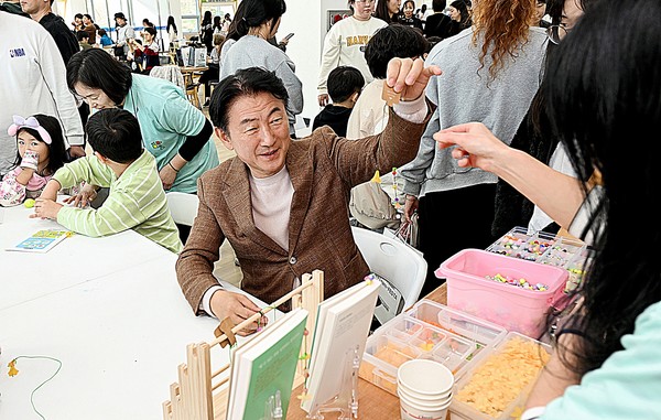 의정부시는 1일 의정부도시교육재단 힐링센터에서 개최된 ‘2025 의정부 Learn FESTA’에 시민과 평생학습 관계자 800여 명이 참여한 가운데, 시장과 시민이 직접 소통하는 열린 학습의 장을 마련했다.