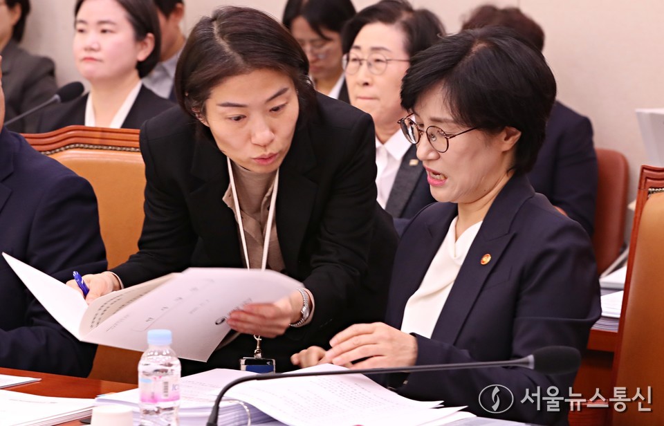 원민경 성평등가족부 장관이 4일 서울 여의도 국회에서 열린 성평등가족위원회의 성평등가족부 등 국정감사에서 관계자와 대화하고 있다. 2025.11.04, snakorea.rc@gmail.com , *재판매 및 DB 금지