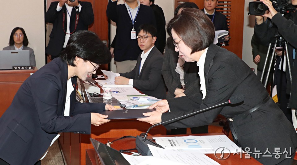 원민경 성평등가족부 장관이 4일 서울 여의도 국회에서 열린 성평등가족위원회의 성평등가족부 등 국정감사에서 선서문을 이인선 위원장에게 제출하고 있다. 2025.11.04, snakorea.rc@gmail.com , *재판매 및 DB 금지