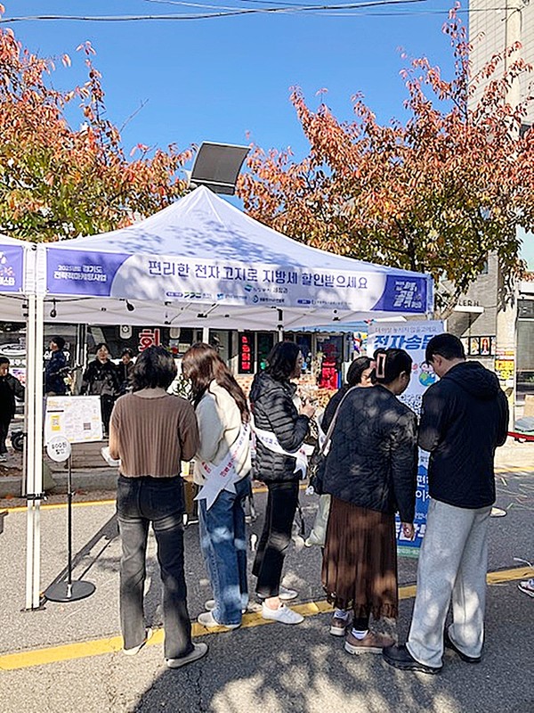 의정부시는 1일 회룡골목페스타 현장에서 ‘지방세 전자송달 및 자동납부 제도’ 홍보 공간을 운영하며 시민들에게 전자송달의 편리함을 알렸다.