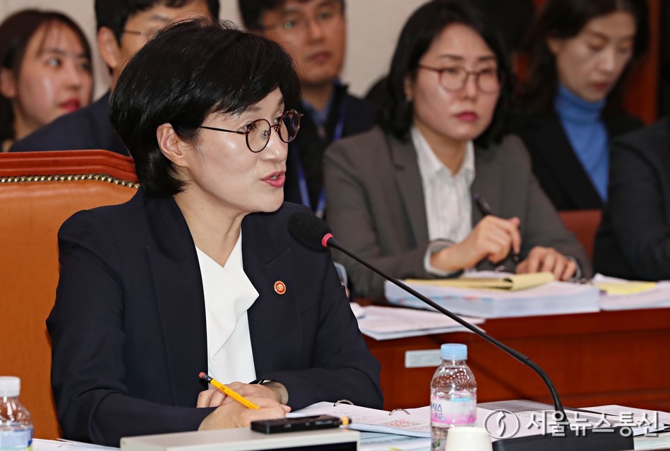 원민경 성평등가족부 장관이 4일 서울 여의도 국회에서 열린 성평등가족위원회의 성평등가족부 등에 대한 국정감사에서 의원 질의에 답하고 있다. 2025.11.04, snakorea.rc@gmail.com , *재판매 및 DB 금지