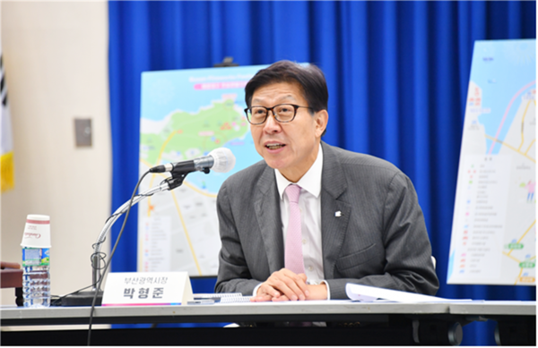 박형준 시장을 비롯해 재난관리 책임기관장 등 40여 명의 안전관리위원과 민간 화약전문가 등이 참석해 ‘제20회 부산불꽃축제’의 안전관리계획(안)을 면밀히 점검하고 유관기관 간 협력체계를 한층 강화했다.