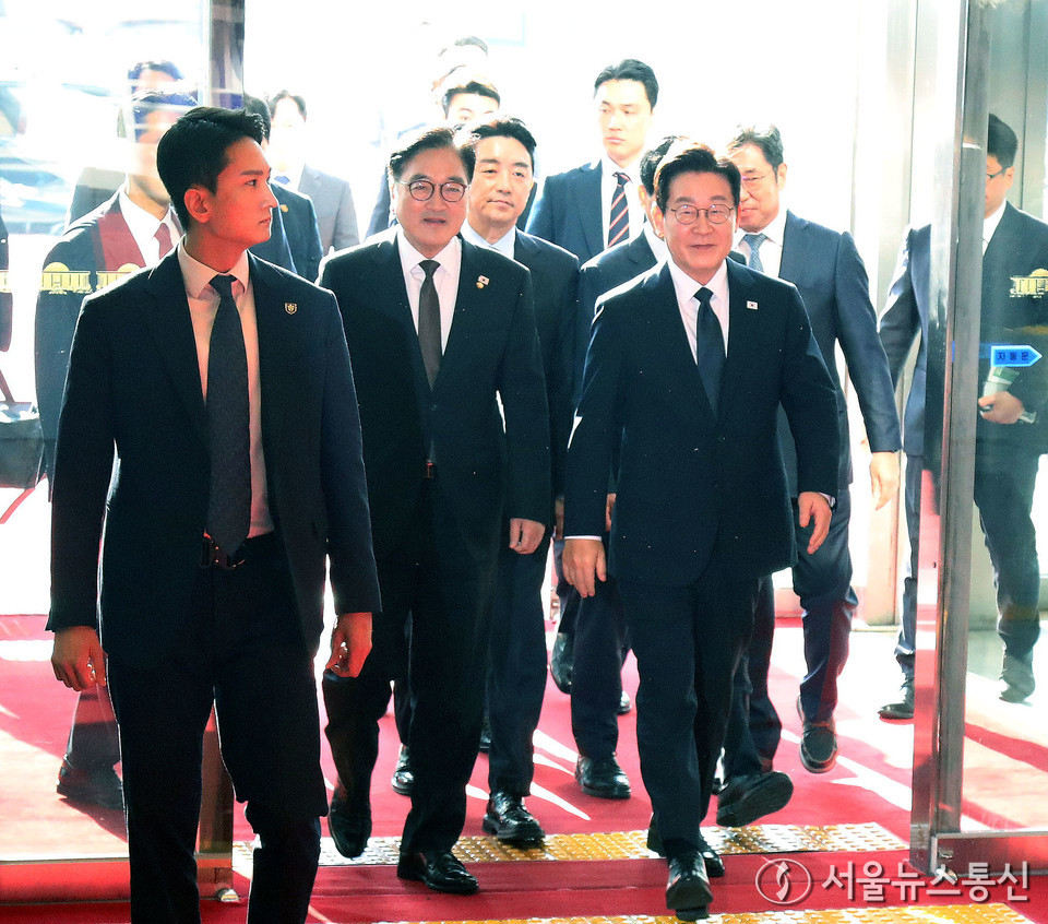 이재명 대통령이 4일 서울 여의도 국회에서 열린 2026년도 예산안 및 기금운용계획안 대통령 시정연설을 위해 우원식 국회의장의 영접을 받으며 국회 본청을 들어서고 있다. (사진=공동취재) 2025.11.04, snakorea.rc@gmail.com , *재판매 및 DB 금지