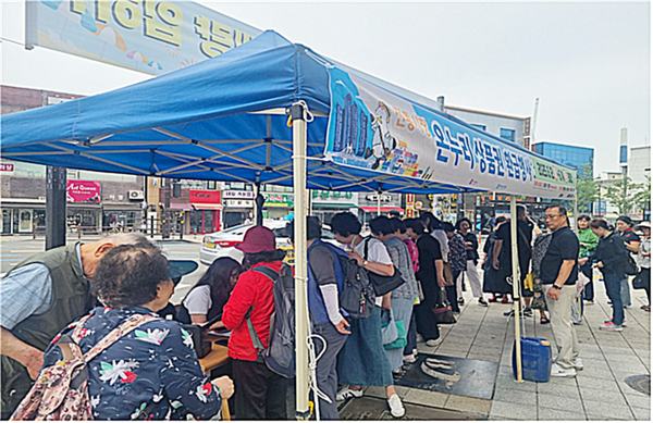 부산시는 ‘전통시장 온누리상품권 환급행사’를 오는 6일부터 8일까지 3일간 부산 100개 전통시장(87개 환급장소)에서 개최한다고 밝혔다.