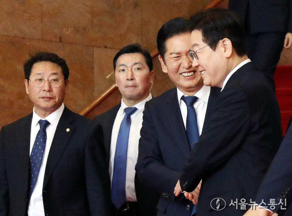 이재명 대통령이 4일 서울 여의도 국회에서 열린 2026년도 정부 예산안에 대한 시정연설을 마치고 정청래 더불어민주당 대표와 인사하고 있다. (사진=공동취재) 2025.11.04, snakorea.rc@gmail.com , *재판매 및 DB 금지