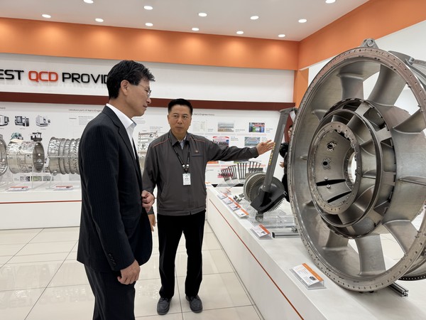 NH농협은행 강태영 은행장(왼쪽)이 한화에어로엔진 공장에서 부품에 대한 설명을 듣고 있다. (사진 NH농협은행) 2025.11.04, snakorea.rc@gmail.com , *재판매 및 DB 금지