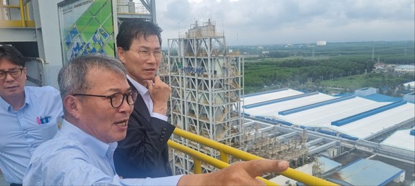 NH농협은행 강태영 은행장(오른쪽)이 효성 베트남 법인 공장에서 공장 시설에 대한 설명을 듣고 있다.2025.11.04, snakorea.rc@gmail.com , *재판매 및 DB 금지