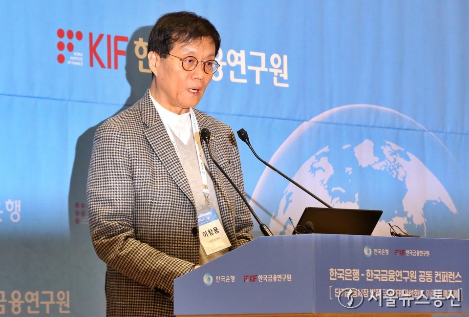 이창용 한국은행 총재가 4일 오후 서울 중구 한국은행 별관에서 열린 '한국은행-한국금융연구원 공동 컨퍼런스'에서 개회사를 하고 있다. 2025.11.04, snakorea.rc@gmail.com , *재판매 및 DB 금지