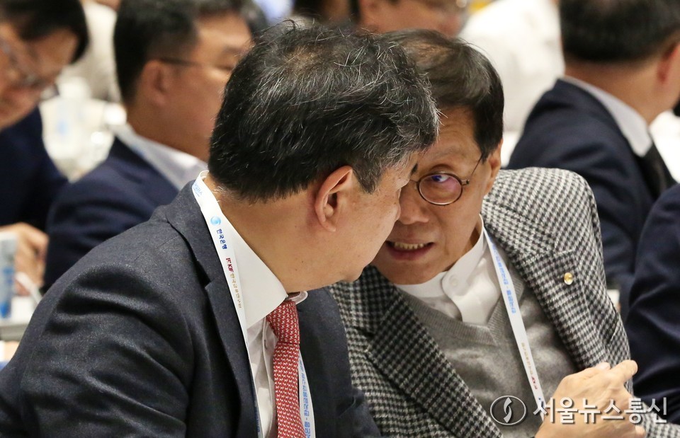 이창용 한국은행 총재가 4일 오후 서울 중구 한국은행 별관에서 열린 '한국은행-한국금융연구원 공동 컨퍼런스'에서 이항용 금융연구원장과 대화하고 있다. 2025.11.04, snakorea.rc@gmail.com , *재판매 및 DB 금지