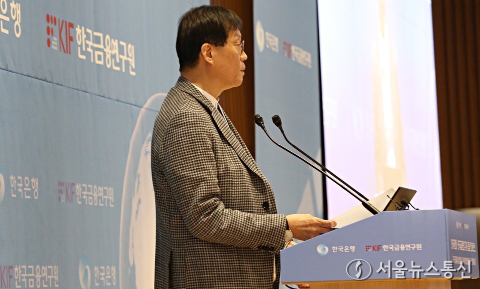 이창용 한국은행 총재가 4일 오후 서울 중구 한국은행 별관에서 열린 '한국은행-한국금융연구원 공동 컨퍼런스'에서 개회사를 하고 있다. 2025.11.04, snakorea.rc@gmail.com , *재판매 및 DB 금지
