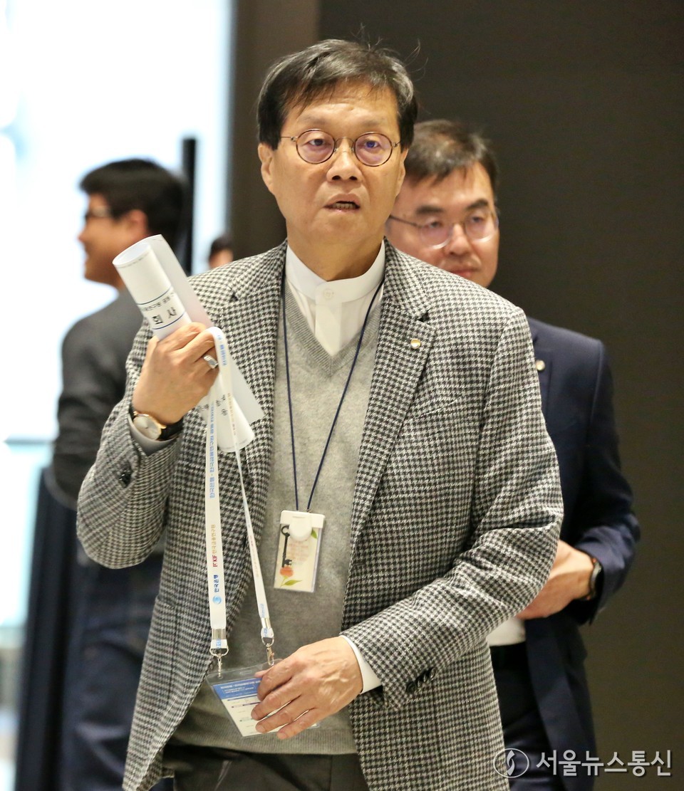 이창용 한국은행 총재가 4일 오후 서울 중구 한국은행 별관에서 열린 '한국은행-한국금융연구원 공동 컨퍼런스'에 참석하고 있다. 2025.11.04, snakorea.rc@gmail.com , *재판매 및 DB 금지