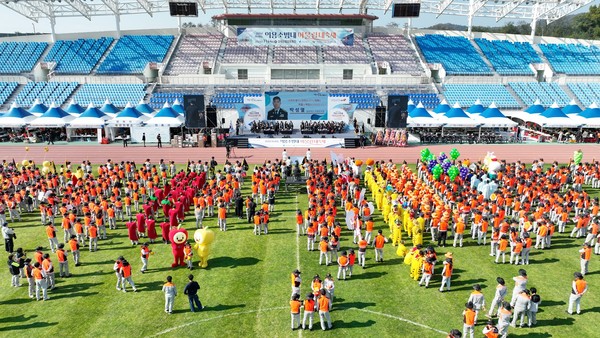경북도 소방본부는 4일 칠곡군 종합운동장에서 ‘2025년 하나되는 의용소방대 어울림 대축제’를 성황리에 개최했다.