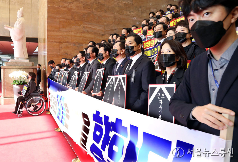 국민의힘 장동혁 대표와 송언석 원내대표를 비롯한 의원들이 4일 서울 여의도 국회 로텐더홀 계단에서 야당탄압 규탄대회를 하고 있다. 2025.11.04, snakorea.rc@gmail.com , *재판매 및 DB 금지