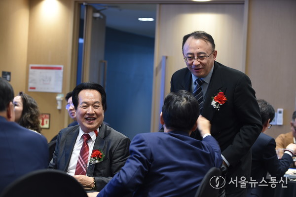 천저우시 부시장 저우하이린(周海林), 주한 중국문화관광사무소 지양휘(智阳辉) 주임, 중국남방항공 WANG XUN한국지사장, 서일석 원코리아투어 그룹 회장이 담소를 나누고 있다. 사진 이민희 기자 2025.11.05, snakorea.rc@gmail.com , *재판매 및 DB 금지