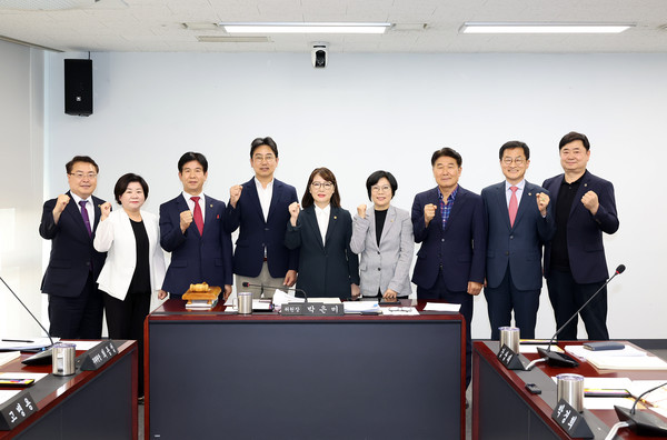 성남시의회 도시건설위원회(위원장 박은미. 사진 중앙) 소속 의원들이 소관 위원회실에서 시발전을 위한 뜻깊은 정책토론회 개최를 위해 힘을 모으기로 했다. 사진/성남시의회