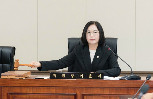 용인특례시의회 의회운영위원회(위원장 이윤미)가 의회운영위원회 회의를 갖고 10일부터 12월12일가지 33일간 일정의 정례회기를 결정한 뒤 의사봉을 타봉하고 있다. 사진/용인특례시의회