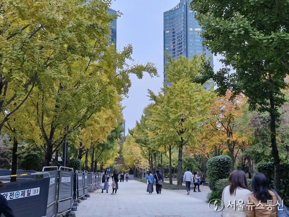 오늘(5일)은 전국이 대체로 맑은 가운데 포근한 가을 날씨를 보이겠다.(서울숲_2025.10.31) / 사진 = 서울뉴스통신 송경신 기자
