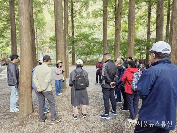 장태산자연휴양림에서 진행된 ‘마음, 함께 숲을 걷다’. / 사진 = 대전유성구 제공 2025.11.05, snakorea.rc@gmail.com , *재판매 및 DB 금지