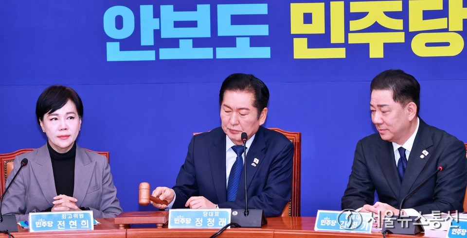 정청래 더불어민주당 대표가 5일 오전 서울 여의도 국회에서 열린 최고위원회의에서 의사봉을 두드리고 있다. 2025.11.05, snakorea.rc@gmail.com , *재판매 및 DB 금지