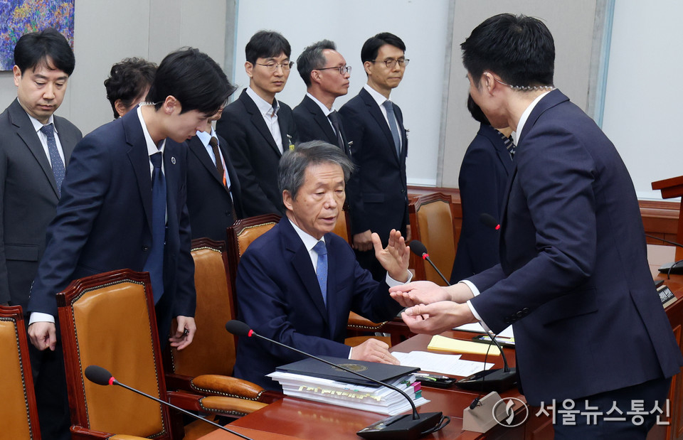 김용원 국가인권위원회 상임위원이 5일 오전 서울 여의도 국회에서 열린 운영위원회 국가인권위원회 국정감사에서 증인 선서를 거부한 뒤 퇴장을 당하고 있다. 2025.11.05, snakorea.rc@gmail.com , *재판매 및 DB 금지