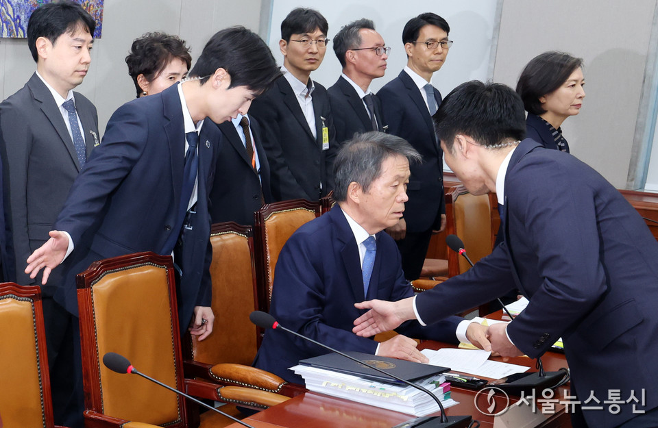 김용원 국가인권위원회 상임위원이 5일 오전 서울 여의도 국회에서 열린 운영위원회 국가인권위원회 국정감사에서 증인 선서를 거부한 뒤 퇴장을 당하고 있다. 2025.11.05, snakorea.rc@gmail.com , *재판매 및 DB 금지