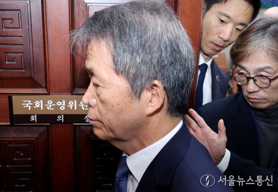 김용원 국가인권위원회 상임위원이 5일 오전 서울 여의도 국회에서 열린 운영위원회 국가인권위원회 국정감사에서 증인 선서를 거부한 뒤 퇴장을 당하고 있다. 2025.11.05, snakorea.rc@gmail.com , *재판매 및 DB 금지