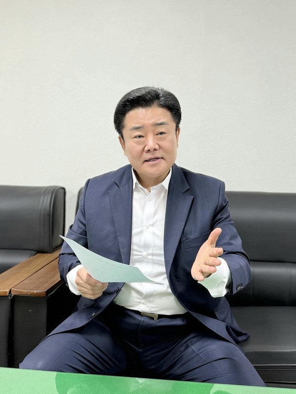 백경열 경기도장애인체육회 총감독이 인터뷰에 앞서 포즈를 취했다.