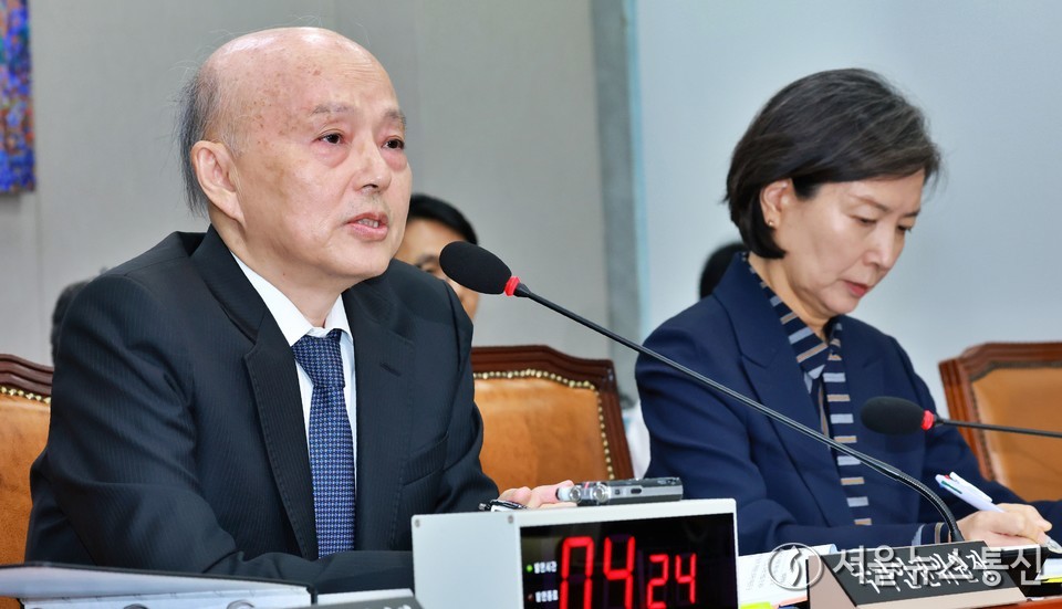 안창호 국가인권위원회 위원장이 5일 오전 서울 여의도 국회에서 열린 운영위원회의 국가인권위원회에 대한 국정감사에서 의원 질의에 답하고 있다. 2025.11.05, snakorea.rc@gmail.com , *재판매 및 DB 금지