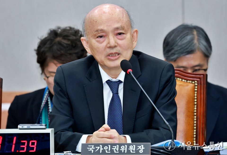 안창호 국가인권위원회 위원장이 5일 오전 서울 여의도 국회에서 열린 운영위원회의 국가인권위원회에 대한 국정감사에서 질의에 답하고 있다. 2025.11.05, snakorea.rc@gmail.com , *재판매 및 DB 금지