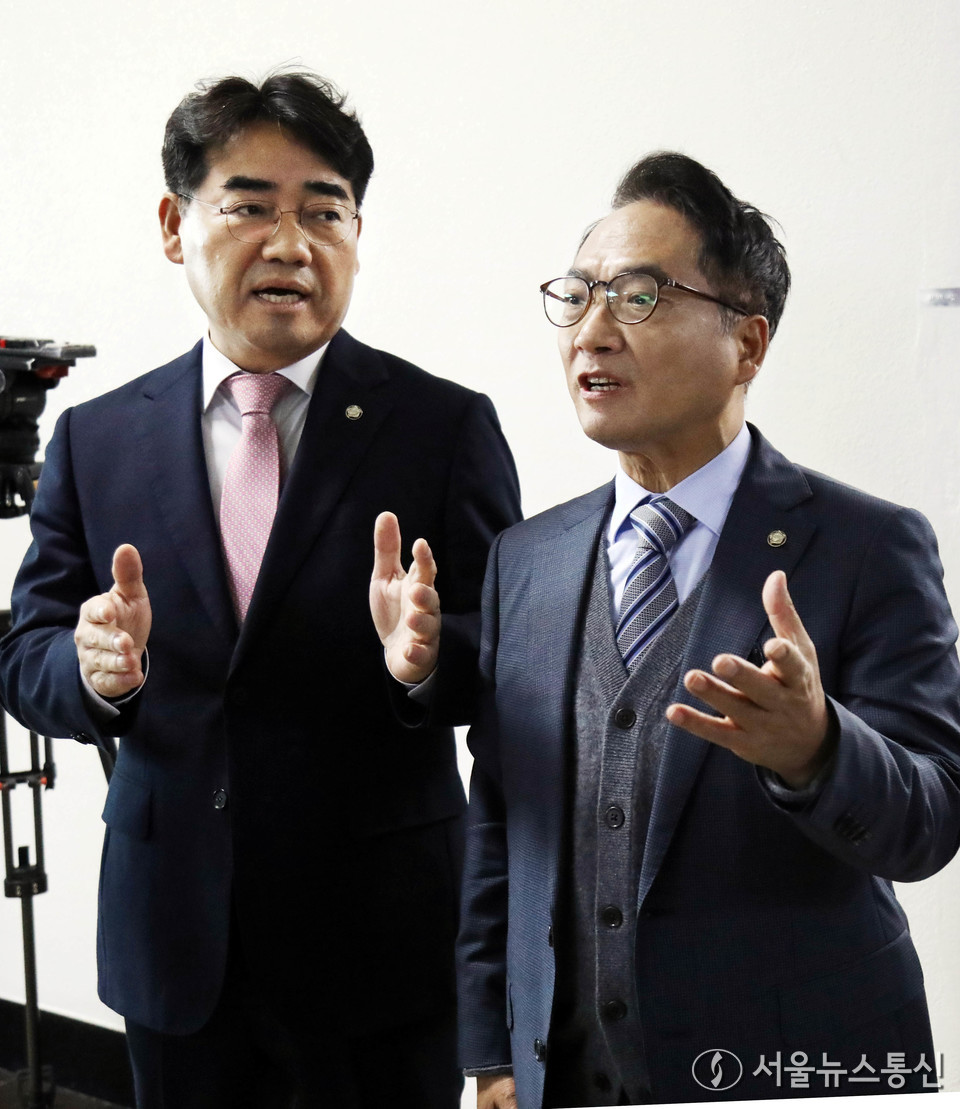 박선원 국회 정보위원회 더불어민주당 간사와 이성권 국민의힘 간사가 5일 오전 서울 여의도 국회에서 열린 정보위원회의 국방정보본부 등에 대한 국정감사 시작 전 언쟁을 벌이고 있다. (사진=공동취재) 2025.11.05, snakorea.rc@gmail.com , *재판매 및 DB 금지