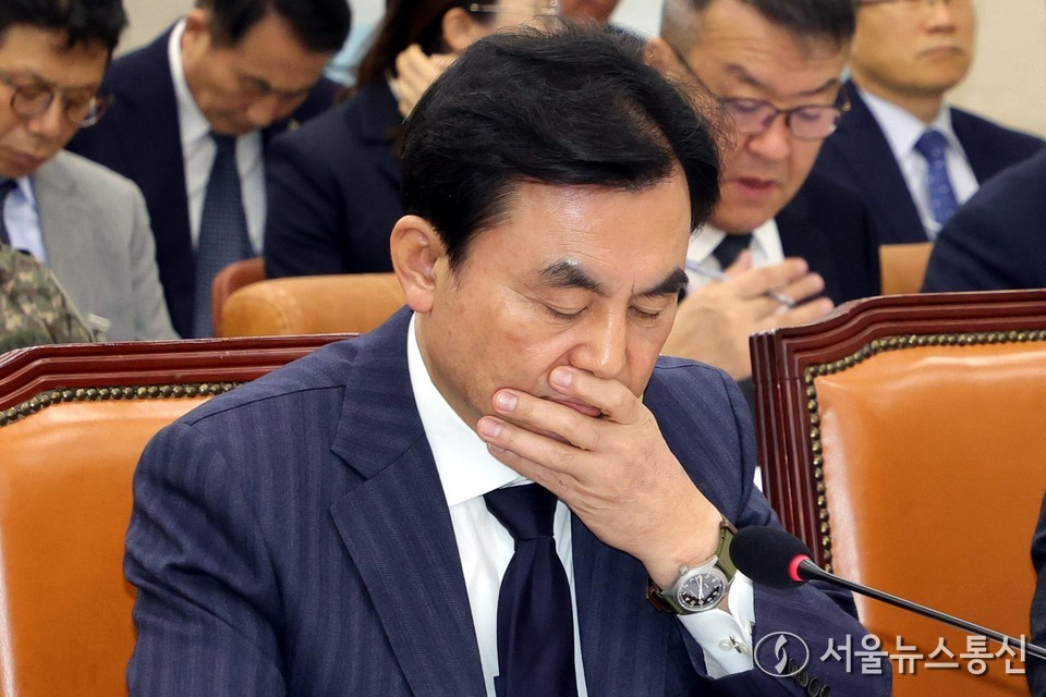 안규백 국방부 장관이 5일 서울 여의도 국회에서 2026년도 예산안, 기금운용계획안 등을 안건으로 열린 국방위원회 전체회의에서 생각에 잠겨 있다. 2025.11.05, snakorea.rc@gmail.com , *재판매 및 DB 금지