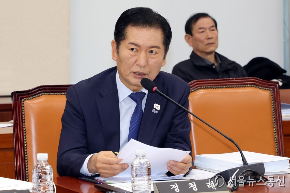 정청래 더불어민주당 대표가 5일 서울 여의도 국회에서 2026년도 예산안, 기금운용계획안 등을 안건으로 열린 국방위원회 전체회의에서 안규백 국방부 장관에게 질의하고 있다. 2025.11.05, snakorea.rc@gmail.com , *재판매 및 DB 금지