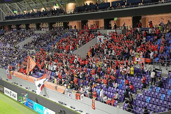 4일 일본 히로시마 에디온 피스 윙 스타디움에서 열린 아시아챔피언스리그 조별리그 4차전에서 ‘강원이 나르샤 응원단’이 경기장을 주황빛 함성으로 하나된 열정을 보여줬다.