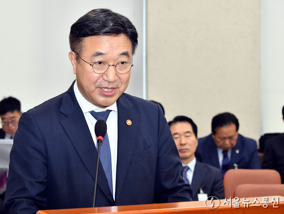 윤호중 행정안전부 장관이 14일 서울 여의도 국회에서 열린 행정안전위원회의 행정안전부 등 국정감사에서 인사말을 하고 있다. (사진=신현성 기자) 2025.10.14, snakorea.rc@gmail.com , *재판매 및 DB 금지