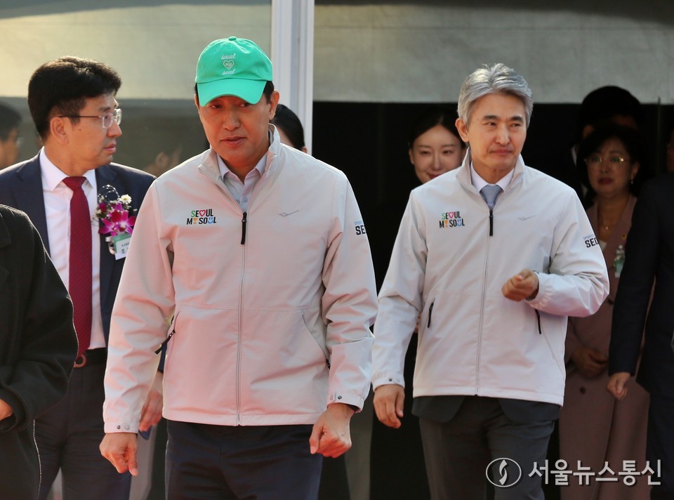 오세훈 서울시장이 5일 서울 중구 서소문로 일대에서 열린 녹지생태도심 선도사업 서소문빌딩 재개발사업 착공식에 참석하고 있다. 2025.11.05, snakorea.rc@gmail.com , *재판매 및 DB 금지