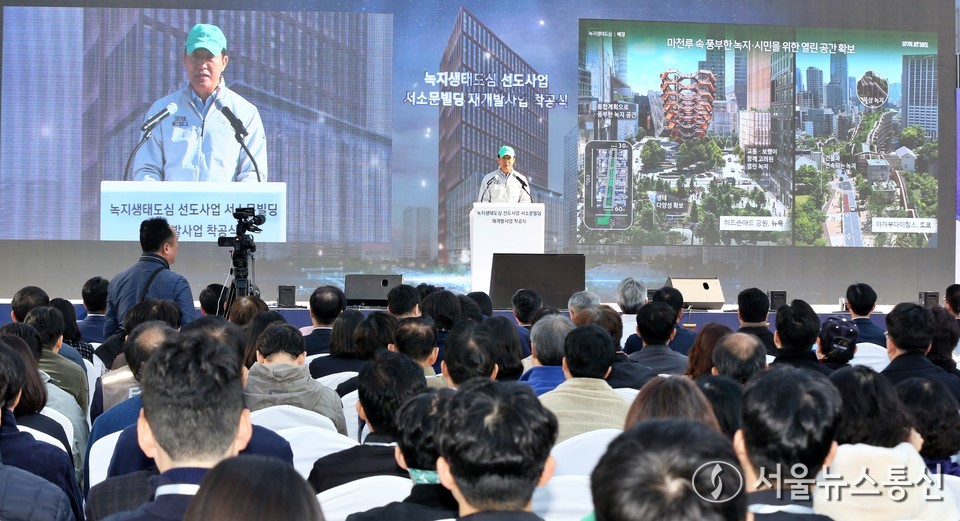 오세훈 서울시장이 5일 서울 중구 서소문로 일대에서 열린 녹지생태도심 선도사업 서소문빌딩 재개발사업 착공식에서 기념사를 하고 있다. 2025.11.05, snakorea.rc@gmail.com , *재판매 및 DB 금지