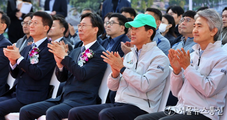 오세훈 서울시장이 5일 서울 중구 서소문로 일대에서 열린 녹지생태도심 선도사업 서소문빌딩 재개발사업 착공식에서 내빈 소개에 손뼉을 치고 있다. 2025.11.05, snakorea.rc@gmail.com , *재판매 및 DB 금지