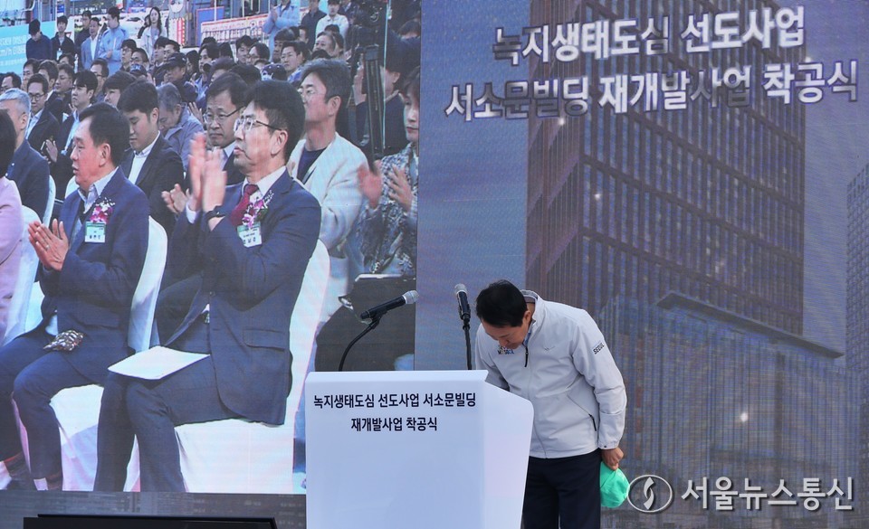 오세훈 서울시장이 5일 서울 중구 서소문로 일대에서 열린 녹지생태도심 선도사업 서소문빌딩 재개발사업 착공식에서 기념사를 마치고 인사하고 있다. 2025.11.05, snakorea.rc@gmail.com , *재판매 및 DB 금지