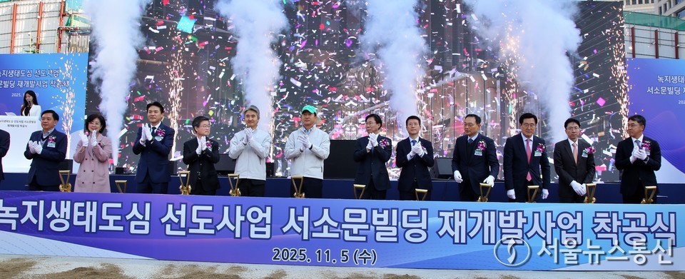 오세훈 서울시장이 5일 서울 중구 서소문로 일대에서 열린 녹지생태도심 선도사업 서소문빌딩 재개발사업 착공식에서 주요 내빈 등과 기념촬영을 하고 있다. 2025.11.05, snakorea.rc@gmail.com , *재판매 및 DB 금지